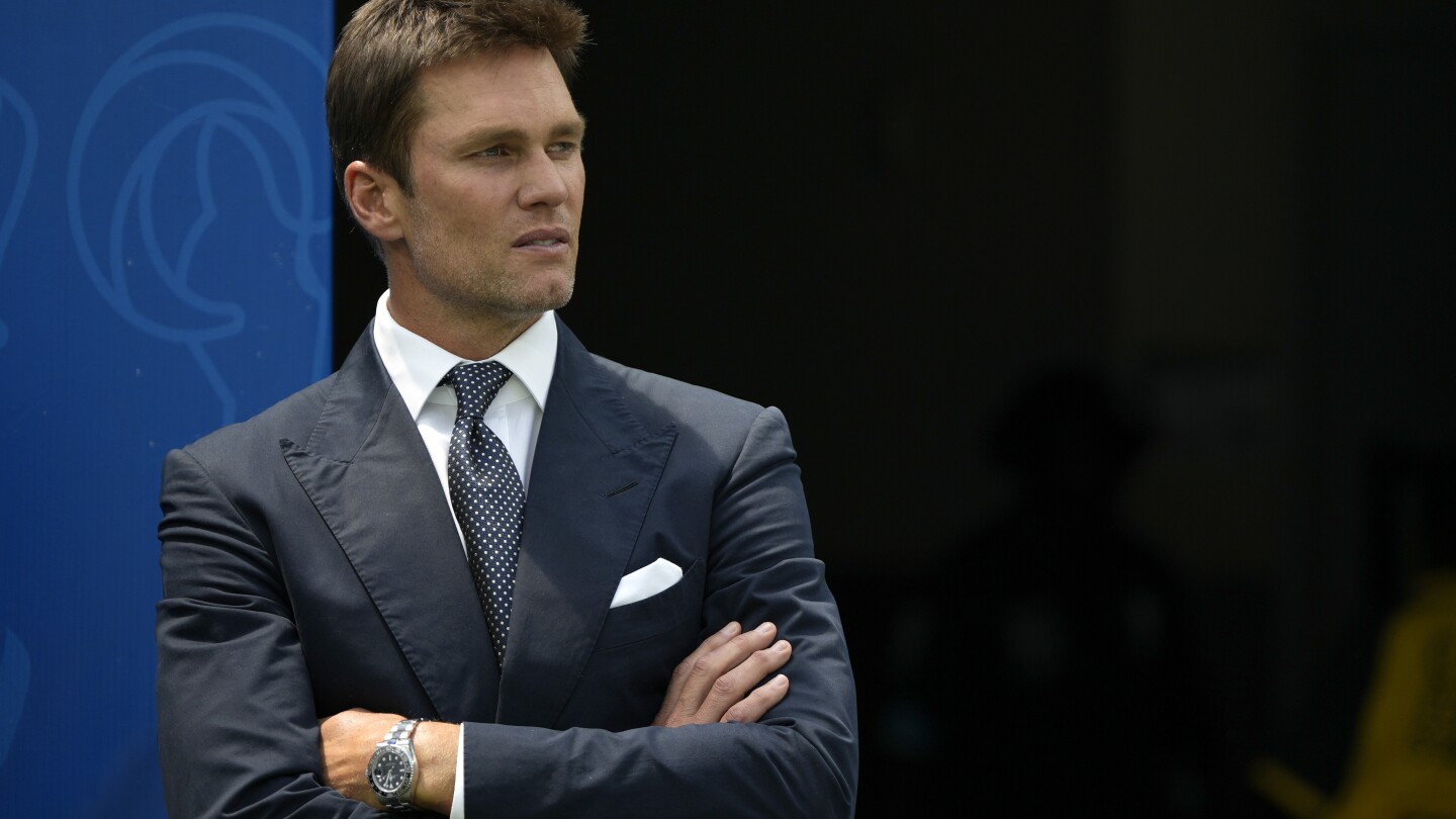 Tom Brady takes first steps in transition from field to TV booth