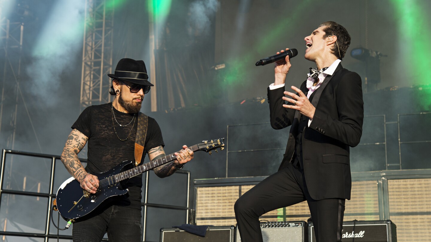 Wife of Jane's Addiction frontman speaks out about onstage scuffle