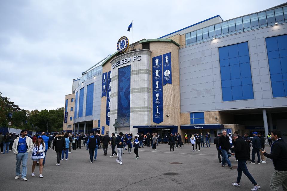 Fans gather outside Stamford Bridge before kick-off (Getty Images)