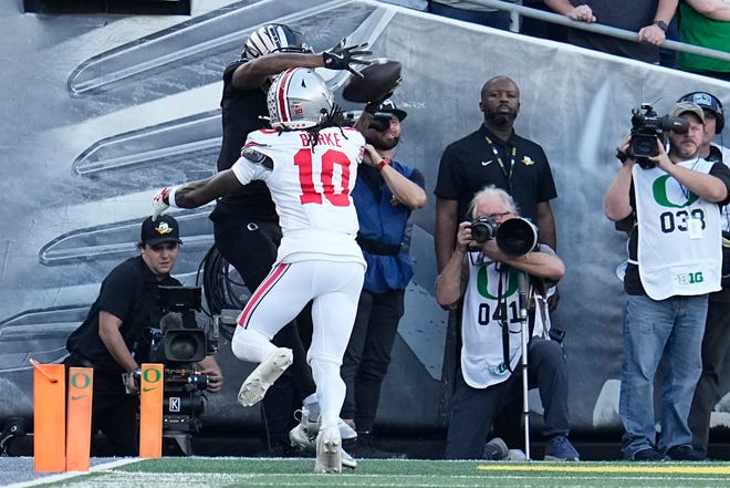 Oregon wide receiver Evan Stewart makes a touchdown catch over Ohio State cornerback Denzel Burke.