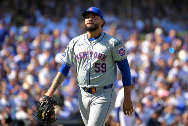 New York Mets pitcher Sean Manaea (59) reacts in the second inning against the Los Angeles Dodgers during game two of the NLCS for the 2024 MLB Playoffs on Oct. 14, 2024, at Dodger Stadium.