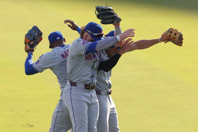 Mets players celebrate the Game 2 win at Dodger Stadium.