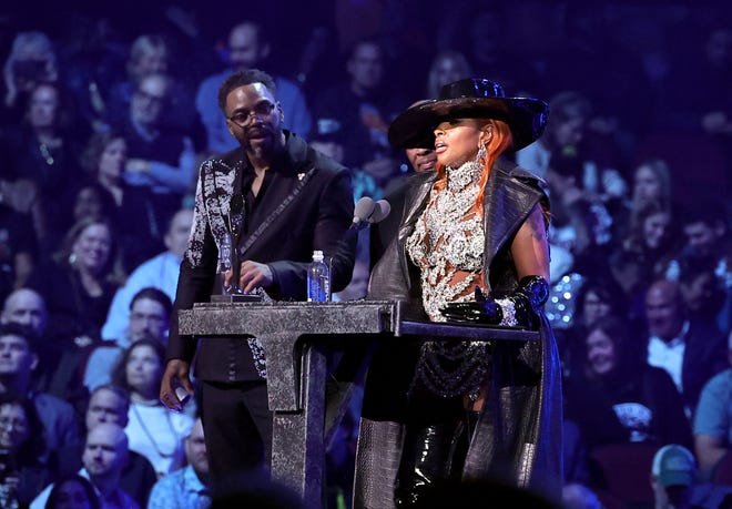 CLEVELAND, OHIO - OCTOBER 19: Method Man and Inductee, Mary J. Blige speak onstage during the 2024 Rock & Roll Hall Of Fame Induction Ceremony streaming on Disney+ at Rocket Mortgage Fieldhouse on October 19, 2024 in Cleveland, Ohio. (Photo by Theo Wargo/Getty Images for The Rock and Roll Hall of Fame)