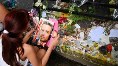 Feature Liam Payne Fans Continue to Grieve Outside Hotel Where He Died