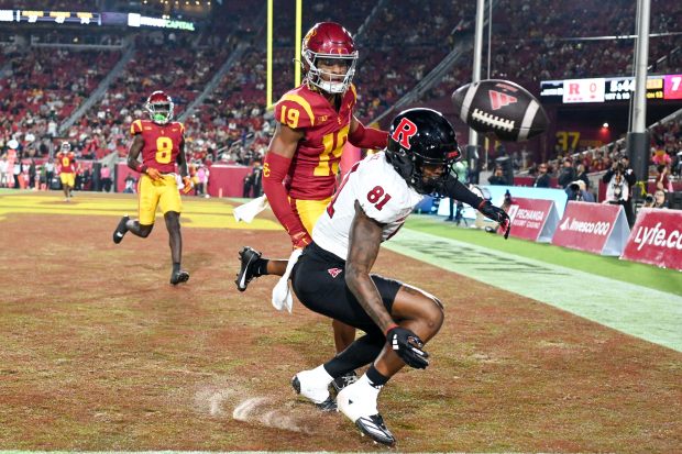 USC’s John Humphrey (19) breaks up a pass in the...