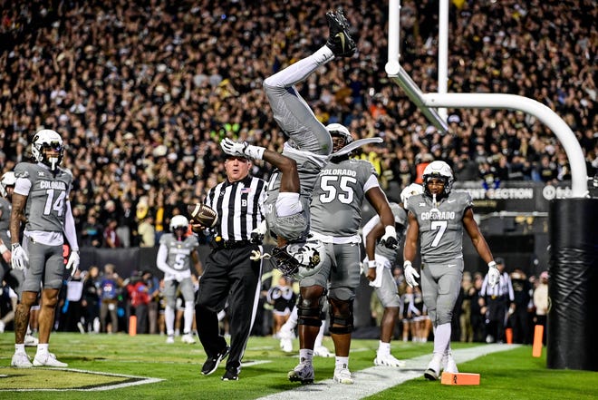 Travis Hunter does a back flip after catching a touchdown pass from Shedeur Sanders in the first quarter of the Colorado game with the Cincinnati Bearcats