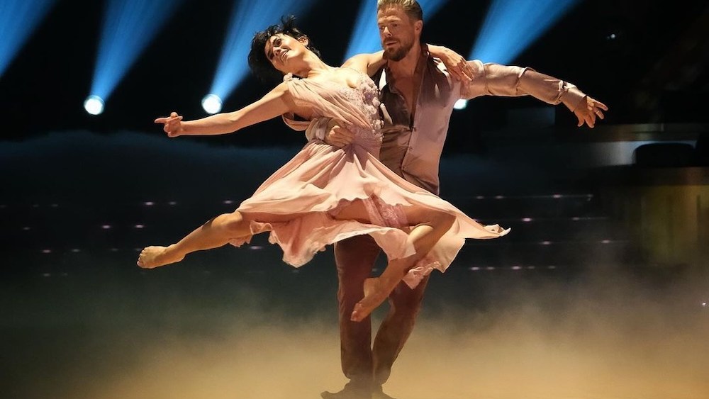 Derek Hough, Hayley Erbert Perform on 'DWTS' After Brain Bleed