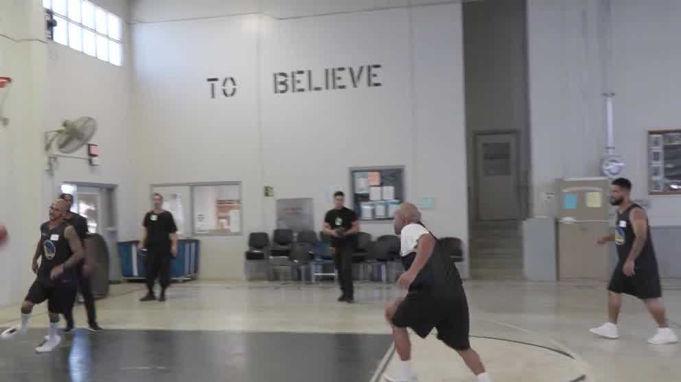 Golden State Warriors teach inmates to become basketball coaches