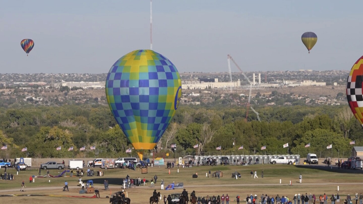 Hot-air balloon collapses radio tower in Albuquerque during festival