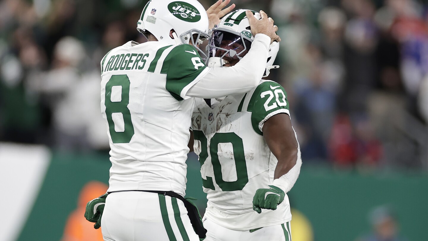 Jets' Aaron Rodgers throws a 52-yard Hail Mary to Allen Lazard to end the first half vs. Bills