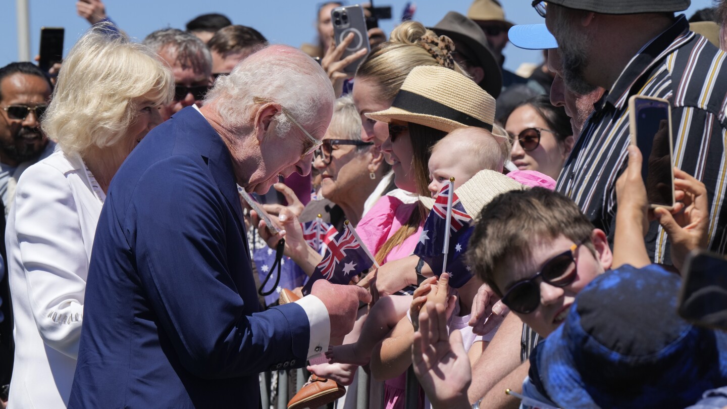 King Charles and Queen Camilla lay wreaths at Australian War Memorial then greet well-wishers