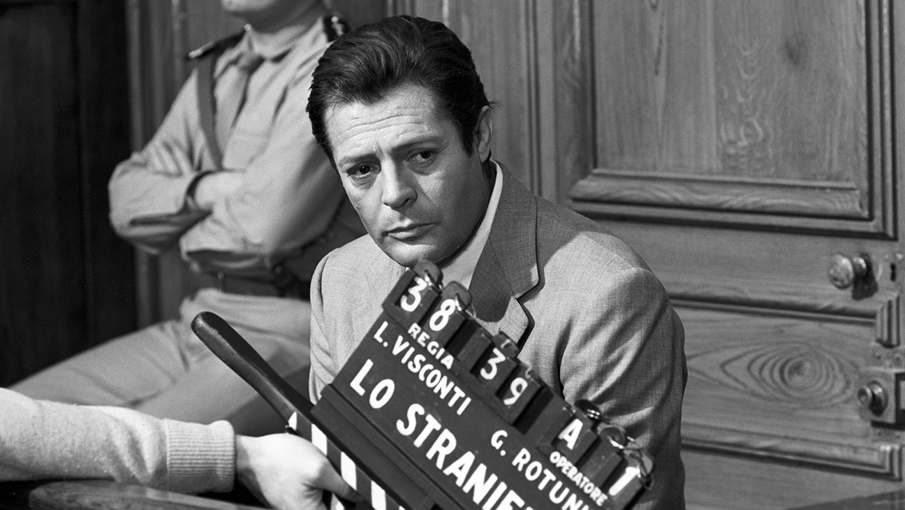 Marcello Mastroianni sul set del film 'Lo straniero' diretto da Luchino Visconti. 1967