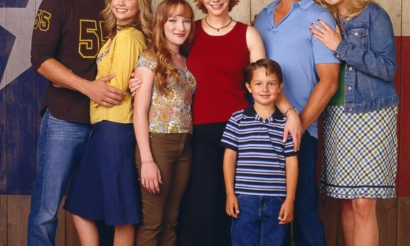 Happy s Place Will Have Another Reba Reunion With Steve Howey Guest Starring in Season 1 .JPG