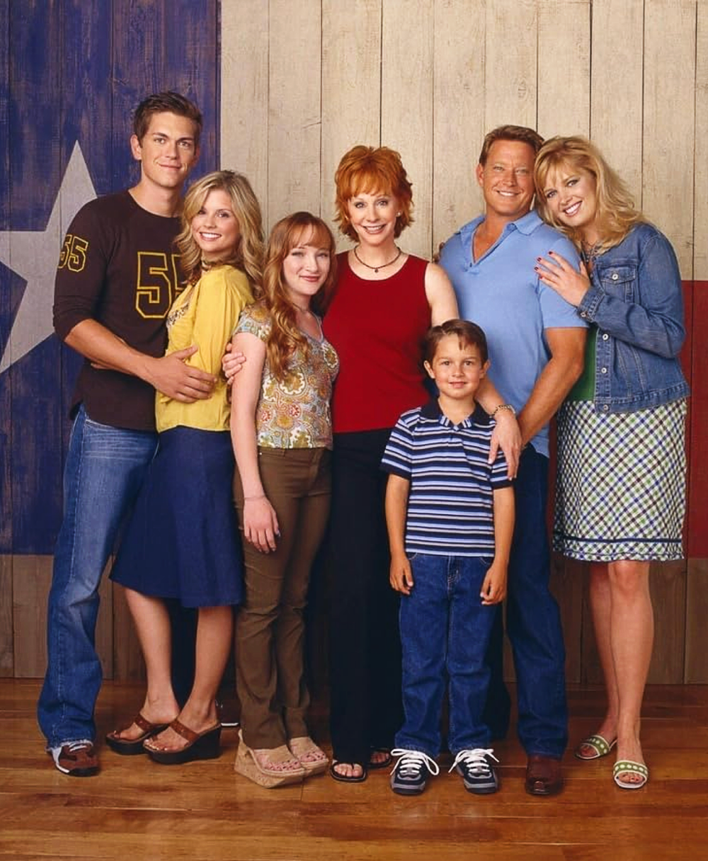 Happy s Place Will Have Another Reba Reunion With Steve Howey Guest Starring in Season 1 .JPG