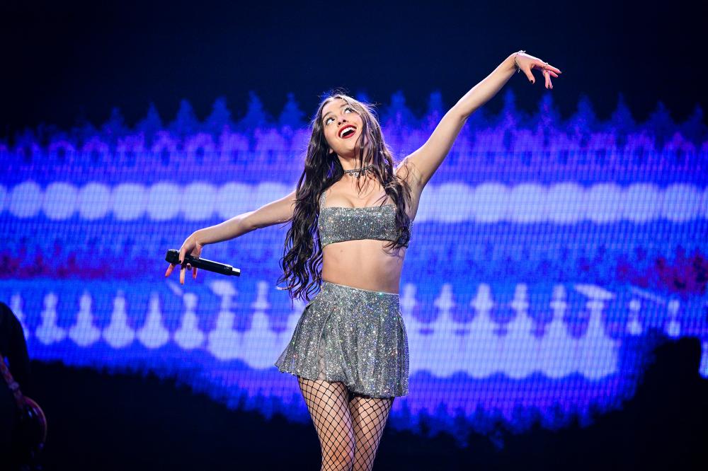 Olivia Rodrigo Rips Out Hair Extension on Guts Tour