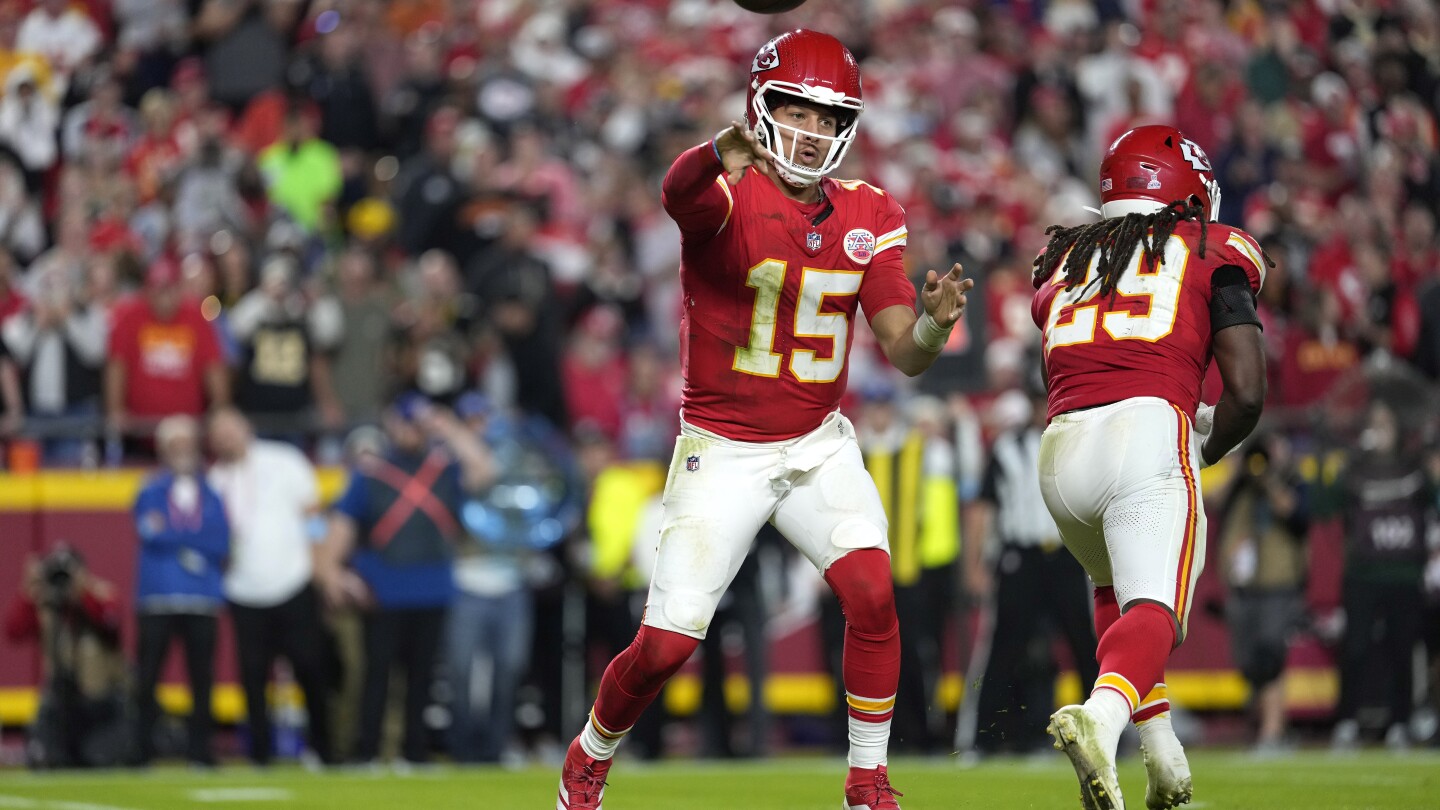 Patrick Mahomes throws for 331 yards, Derek Carr hurt as Chiefs shut down Saints for 26-13 victory