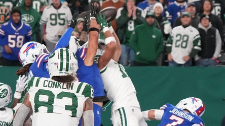 SEE IT: Aaron Rodgers connects with Allen Lazard for incredible Hail Mary Jets touchdown to end half