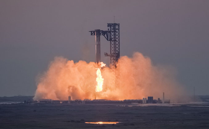 SpaceX pulls off mid-air launch pad capture of descending Super Heavy booster – Spaceflight Now