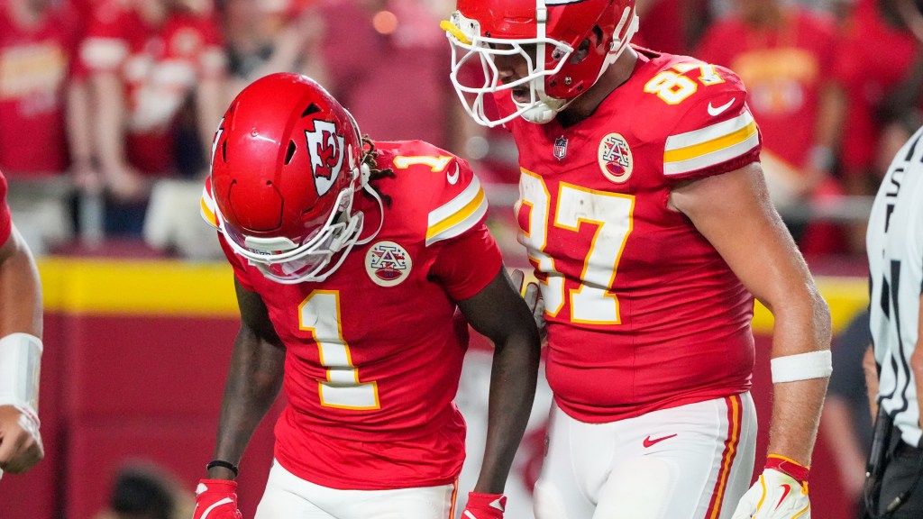 Travis Kelce, Xavier Worthy combine for nifty TD