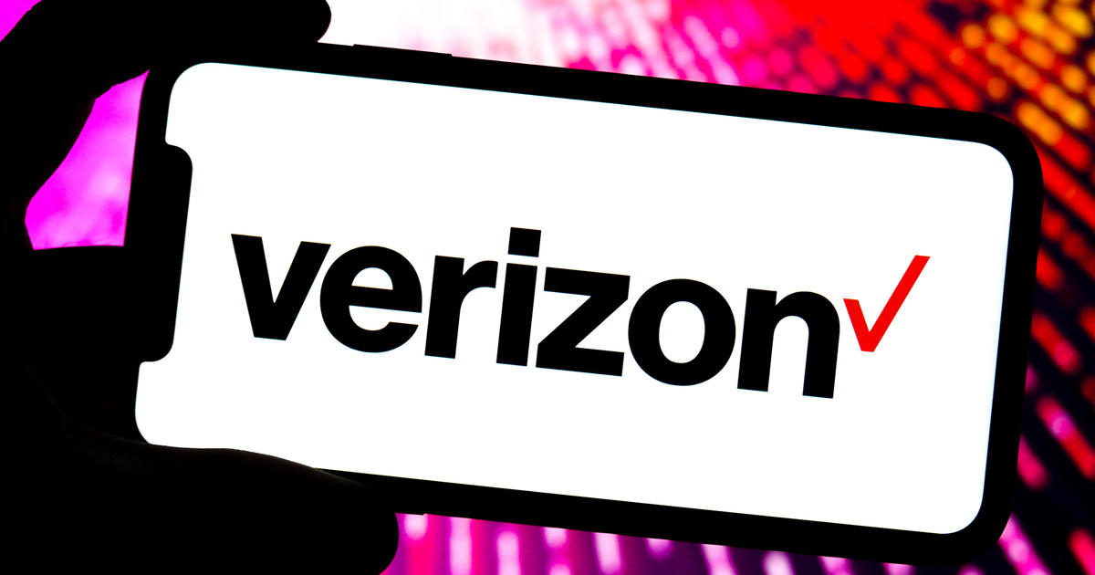 Verizon customers report widespread outages, with mobile phones limited to SOS mode