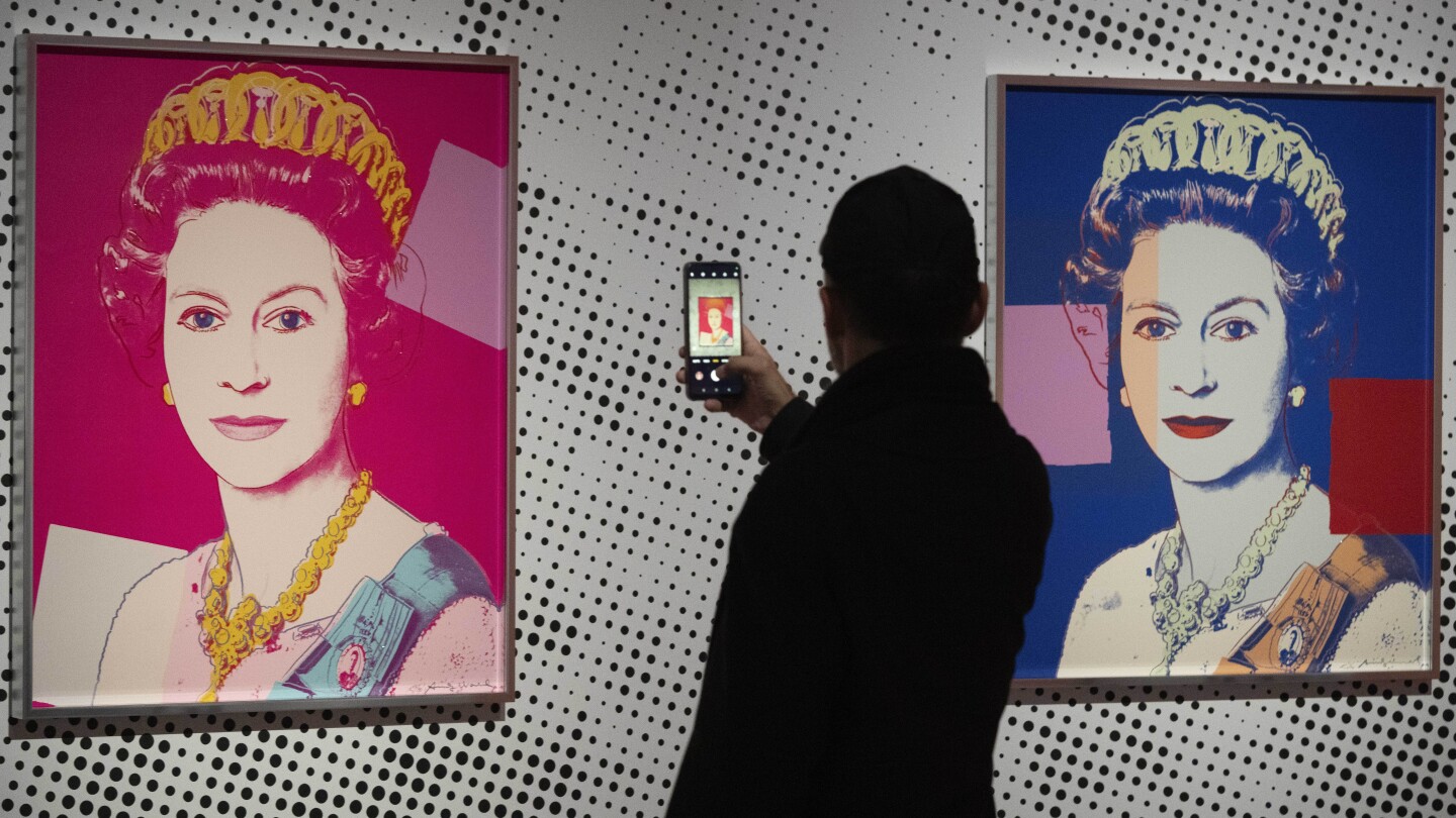 'Amateurish' thieves steal 2 Warhol prints, damage 2 more in botched heist at Dutch gallery