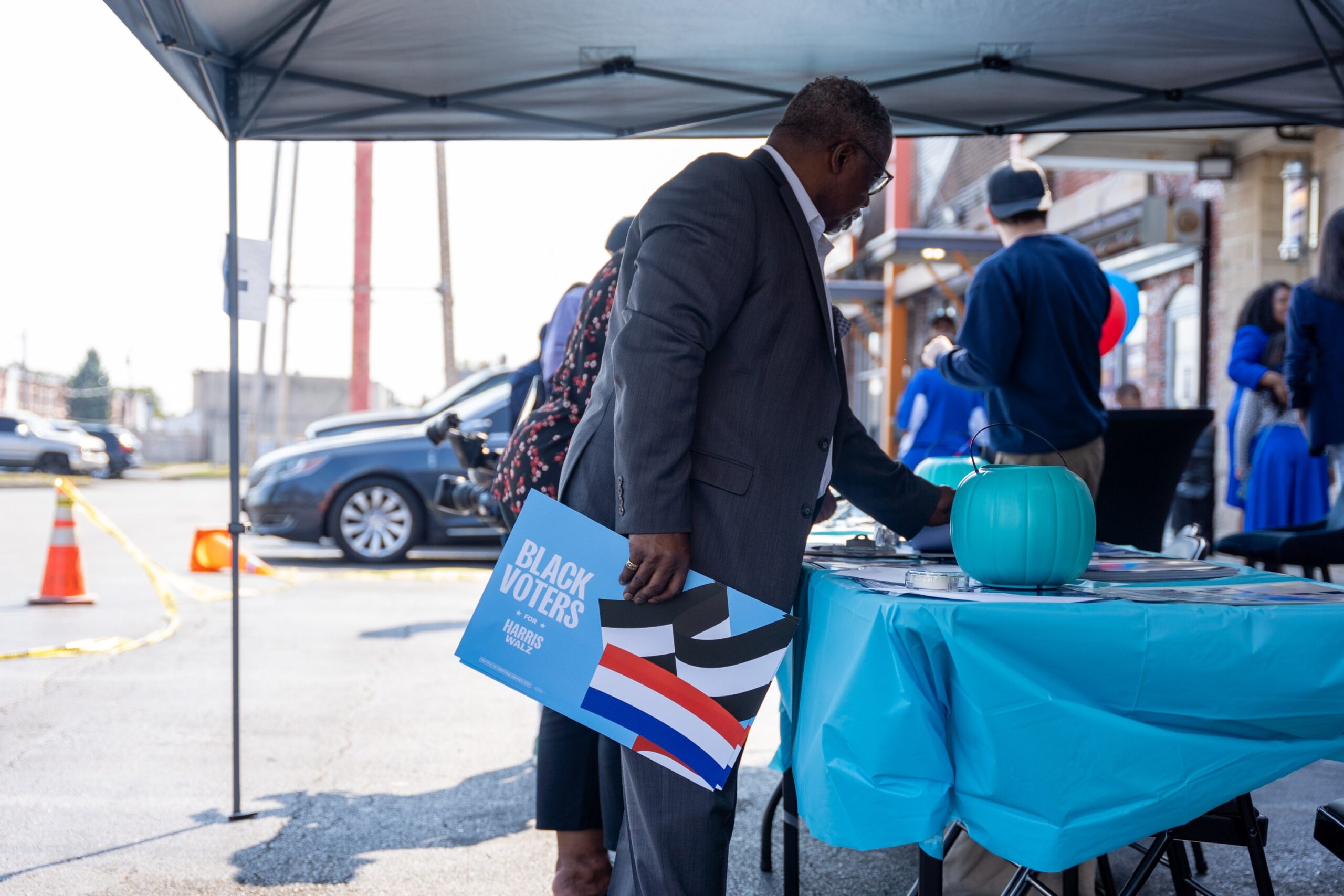 How Kamala Harris' Campaign Is Winning Back Black Men