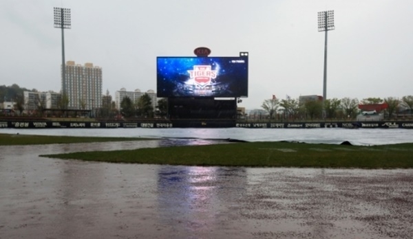 The match between KIA and NC, which was scheduled to take place at KIA Champions Field in Gwangju on the 18th, and SSG and Doosan, which were scheduled to take place at Landers Field in Incheon, were canceled due to rain that poured for two consecutive days. Photo = KIA Tigers
