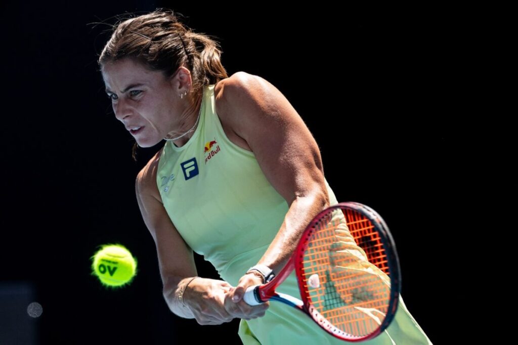 Emma Navarro in action ahead of WTA Doha.