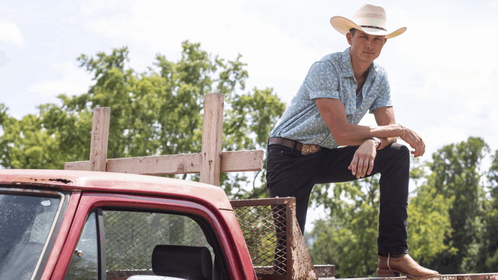 Country singer's father shoots and kills home invader who stabbed his wife