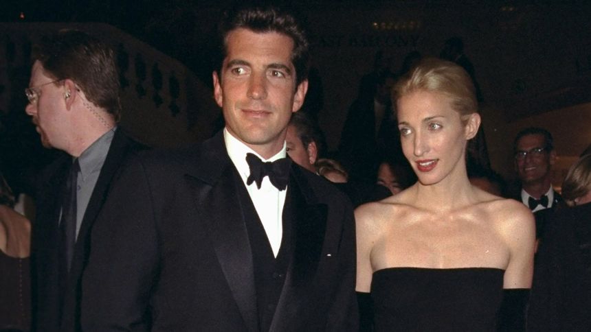 UNITED STATES - OCTOBER 05: John F. Kennedy Jr. with his wife Carolyn Bessette Kennedy attending Municipal Art Society gala at Grand Central Terminal. (Photo by Richard Corkery/NY Daily News Archive via Getty Images)