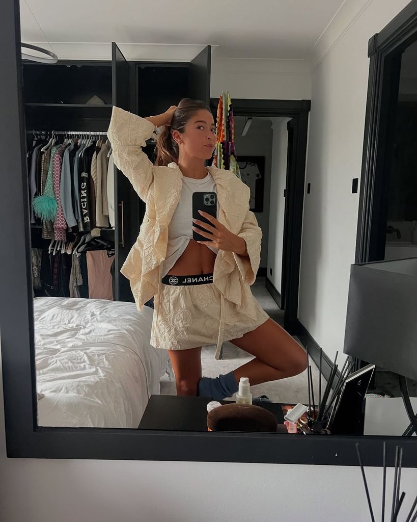 Lola Consuelos shows off her outfit in a selfie from her London apartment, shared on Instagram