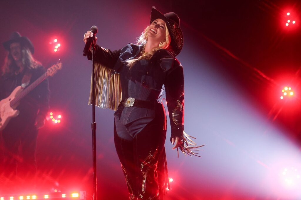 Miranda Lambert Has a Saucy Response to a Fan Throwing a Bra Onstage Mid-Concert