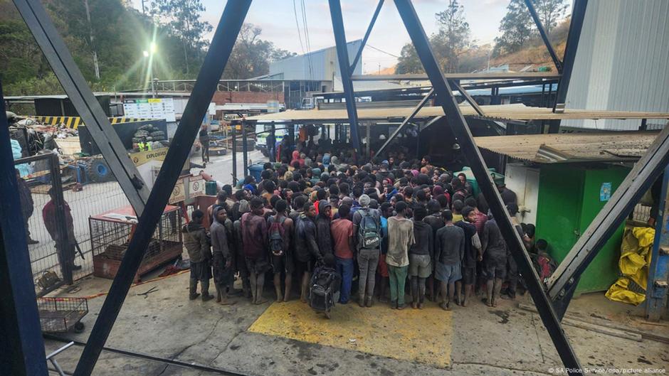 South Africa detains 1,000 foreign illegal miners – DW – 08/02/2025