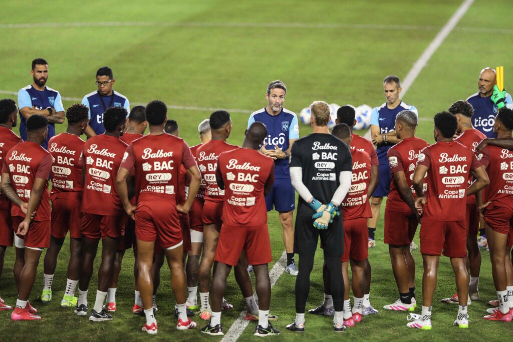 Thomas Christiansen durante uno de los trabajos al frente de la Selección de Panamá, rival de Guatemala en el camino al Mundial. (Foto Prensa Libre: AFP).