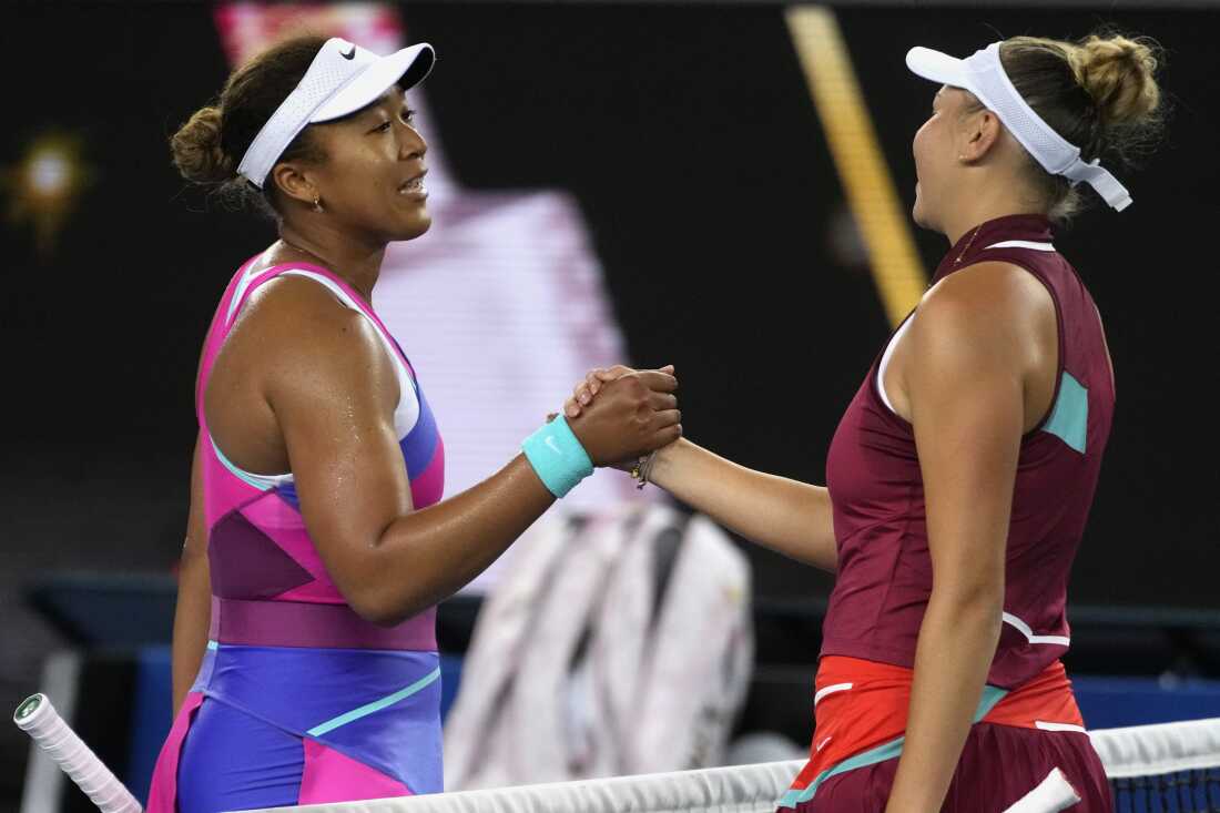 Naomi Osaka and Amanda Anisimova shake hands at the net. 