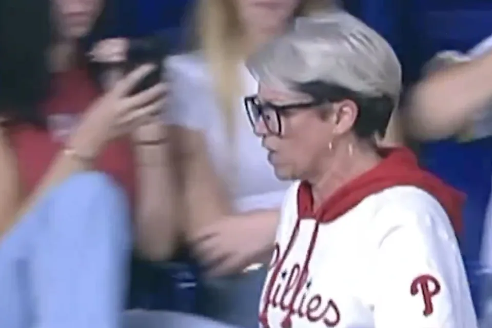 The woman in the Phillies jersey who berated Feltwell was later booed. (Phillies Tailgate/X)