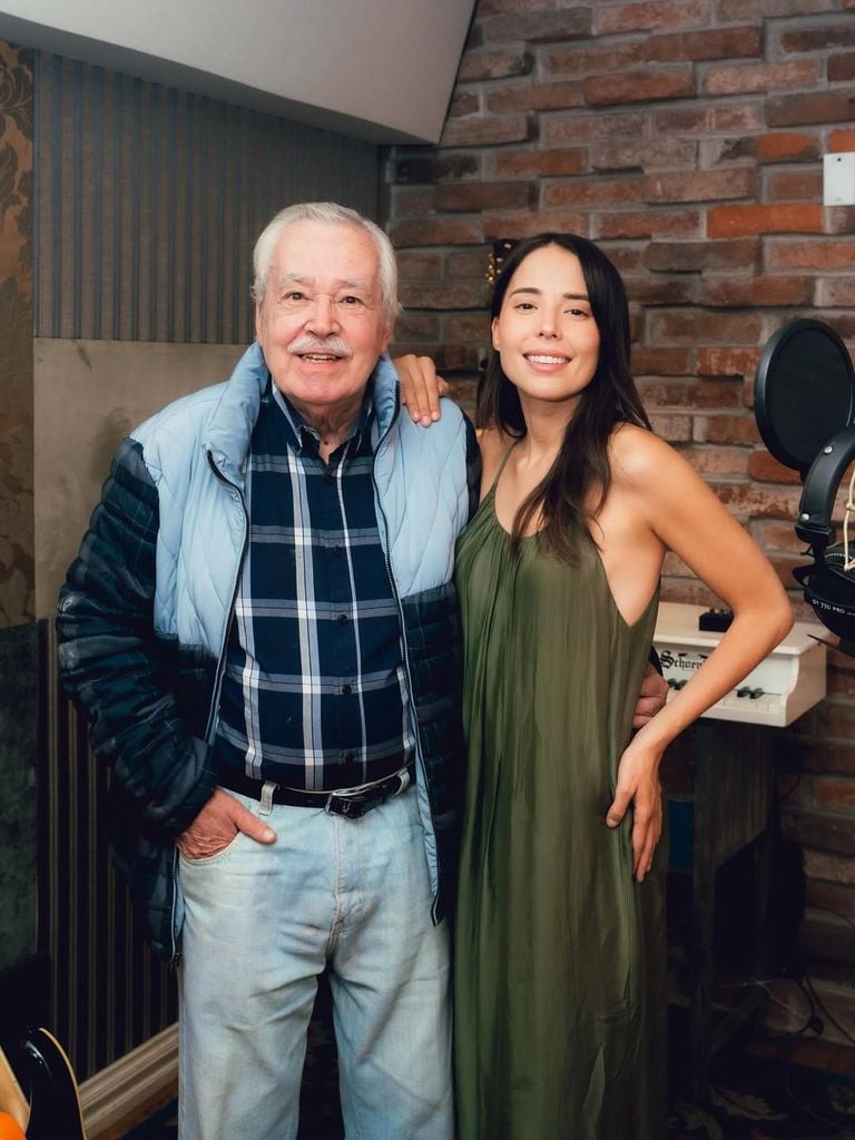Majo Aguilar y su abuelito José.