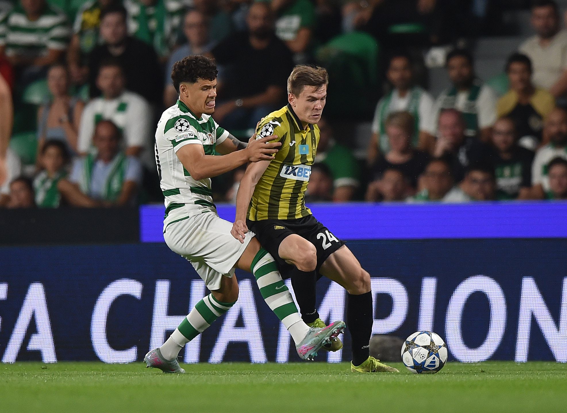 Maxi Araújo discute bola no encontro com o Kairat