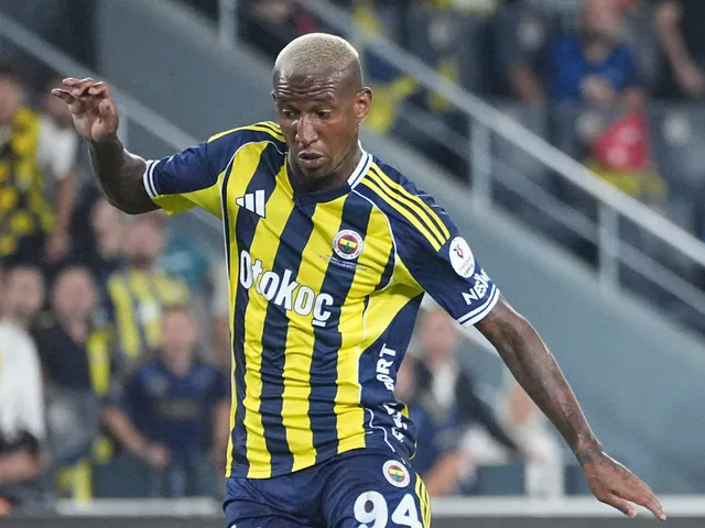 Anderson Talisca of Fenerbahce controls the ball during the Trendyol Turkish Super League match against Alanyaspor