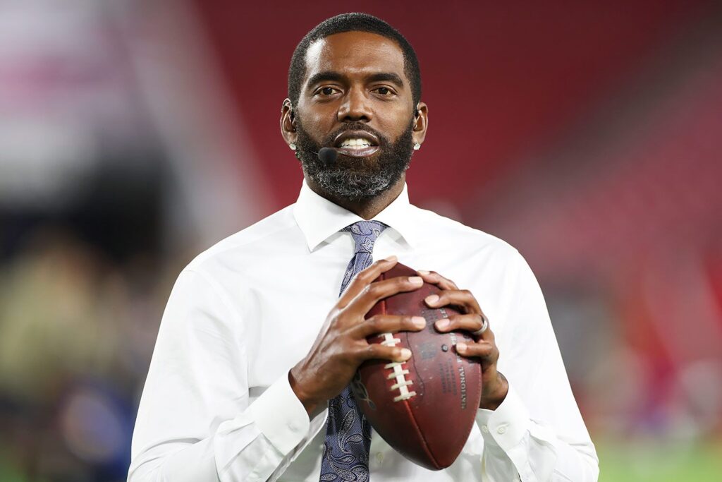Randy Moss Can't Stop Grinning as He Rings Bell to Celebrate End of Cancer Treatment