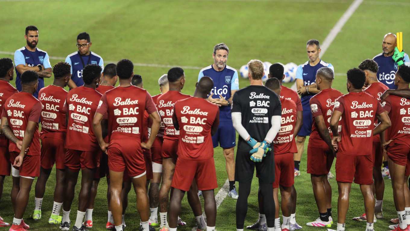 Thomas Christiansen durante uno de los trabajos al frente de la Selección de Panamá, rival de Guatemala en el camino al Mundial. (Foto Prensa Libre: AFP).