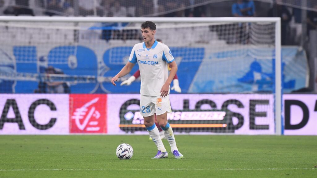 après Greenwood sur penalty, c'est Pavard qui fait le break de la tête !