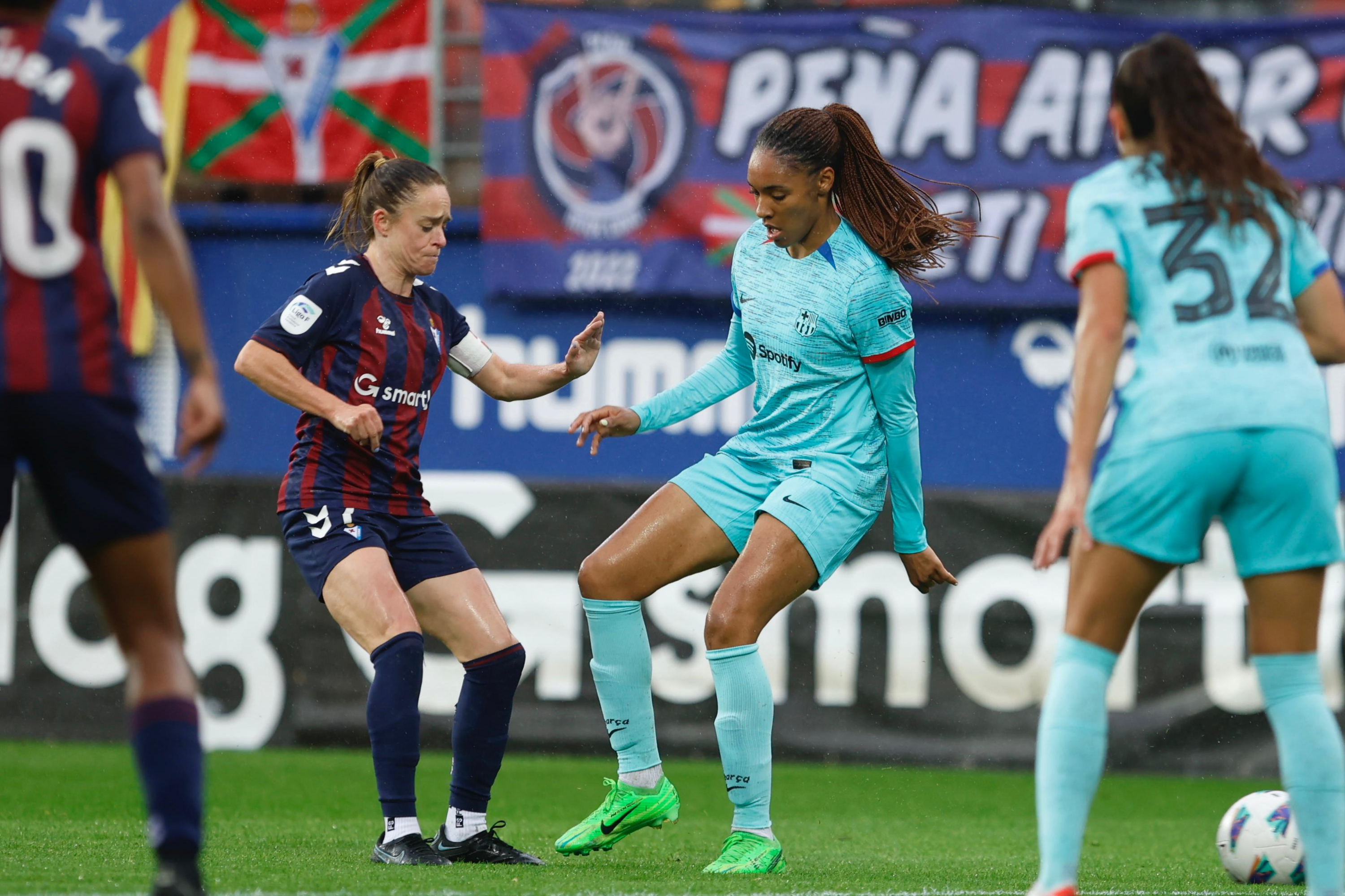 Arene Altonaga y Salma Paralluelo pujan por un balón en Ipurúa