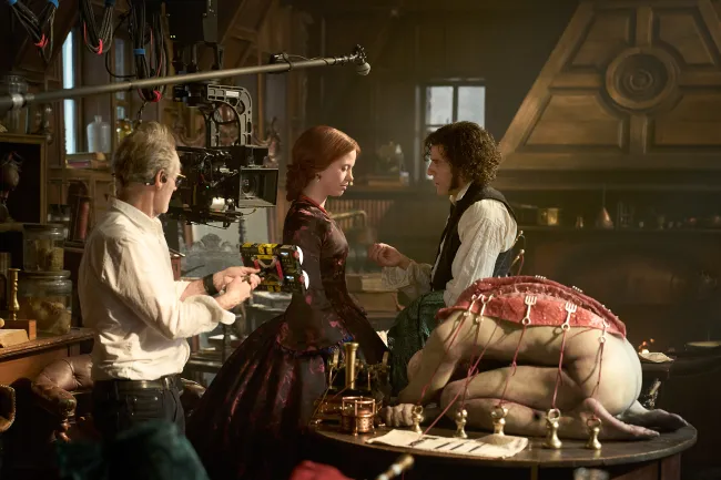 FRANKENSTEIN. (L to R) Cinematographer Dan Laustsen, Mia Goth as Elizabeth and Oscar Isaac as Victor Frankenstein on the set of Frankenstein. Cr. Ken Woroner/Netflix © 2025.