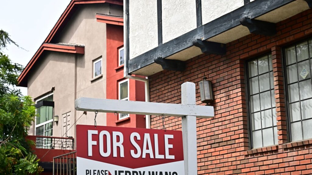 Mortgage rates drop to the lowest level in over a year, pushing refinancing 111% higher annually