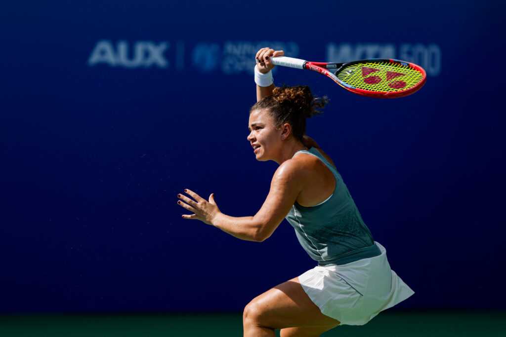 Paolini overcomes Bencic, can secure WTA Finals spot with victory against Rybakina