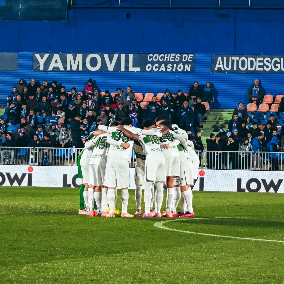 Corrillo de jugadores del Elche CF antes de medirse al Getafe CF