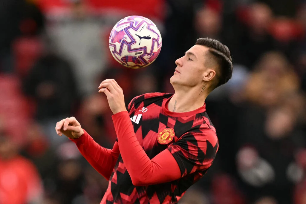 Benjamin Sesko controls ball while warming up for Manchester United.