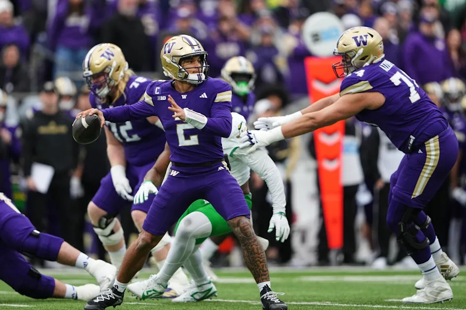 Washington quarterback Demond Williams Jr. looks to pass against Oregon on Nov. 29.