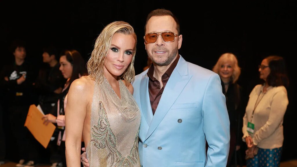 Jenny McCarthy uses headphones, pillows for Donnie Wahlberg's snoring
